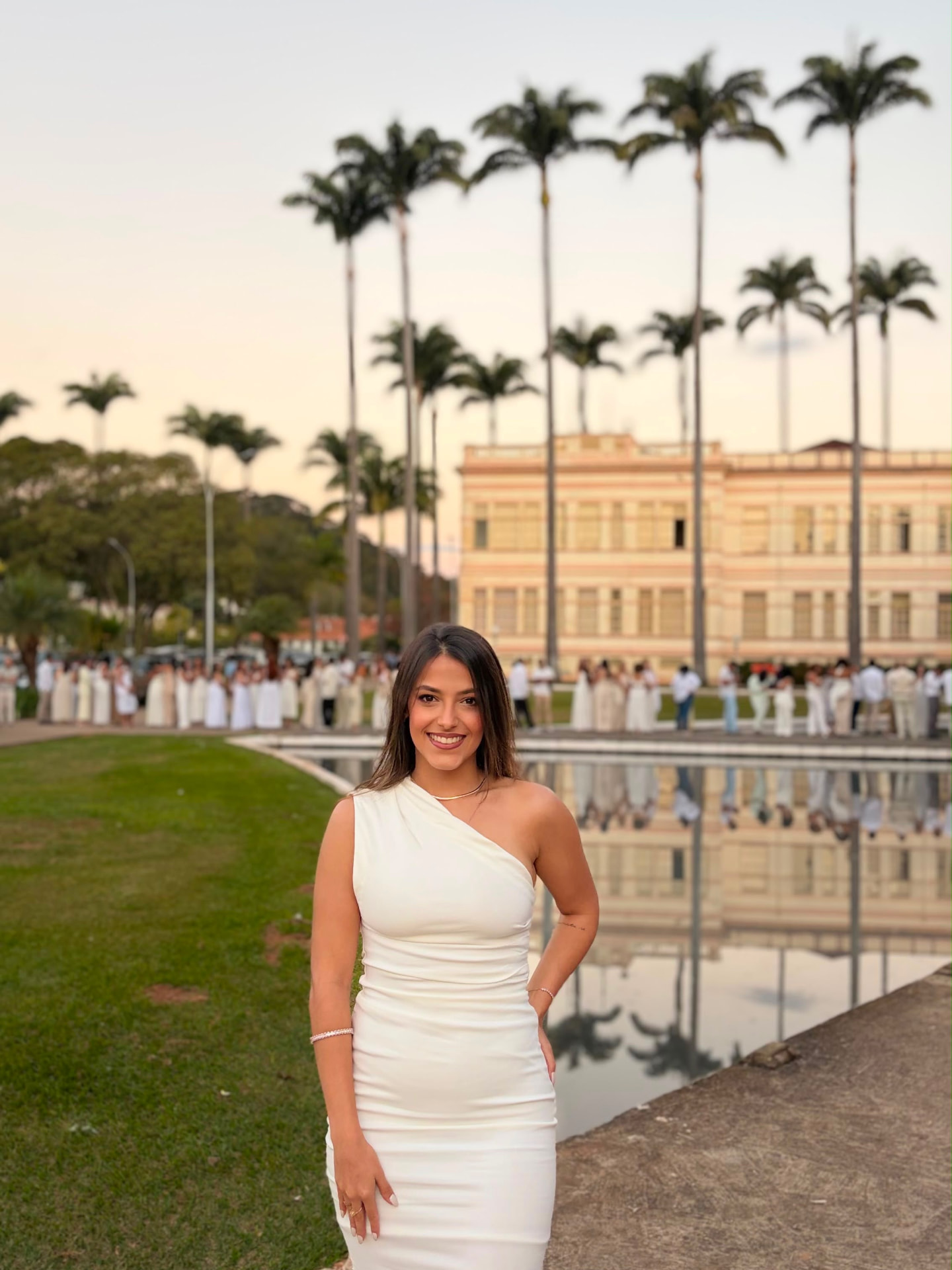 Hialle Martins, nutricionista, em luz natural